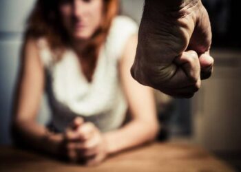 Homem agride esposa e faz ameaças na frente dos filhos no interior do AM