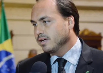Carlos Bolsonaro chega à sede da PF no Rio para depor