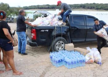 Prefeitura de Manaus entrega cestas básicas a famílias ribeirinhas da zona Leste