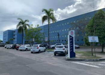 Uma equipe do distrito de obras constrói a parede de contenção e implanta mil sacas de rip-rap.