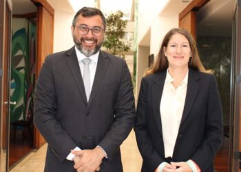Wilson Lima apresenta projetos sustentáveis à embaixadora britânica em Brasília