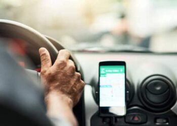 Motorista de aplicativo é assaltado e fica com faca cravada na testa