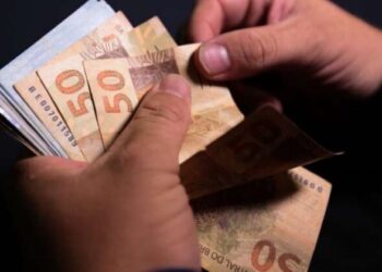 Salário mínimo de R$ 1.412 passa a valer a partir desta segunda (1ª); o valor atualizado já será pago em fevereiro