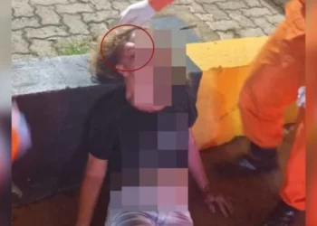 Sem uma perna, homem agride mulher com muleta e é indiciado por tentativa de homicídio