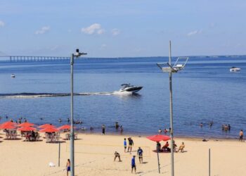 Prefeitura alerta para segurança no distanciamento de embarcações na praia da Ponta Negra, em Manaus