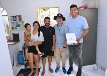 Prefeito entrega mais dez moradias reformadas pelo programa ‘Casa Manauara’