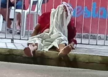 Homem é espancado e morre sentado em calçada na Zona Norte de Manaus