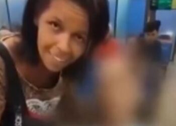 Mulher que levou idoso morto a banco passa por audiência de custódia