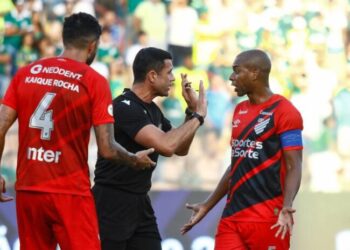 Arbitragem de Bráulio da Silva Machado vira alvo de críticas fortes de jornalistas: ‘Dos piores’