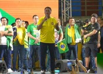 Bolsonaro volta a ser internado em Manaus por infecção na perna e no braço
