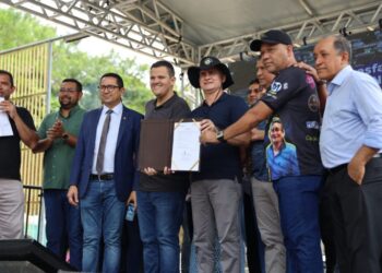 David Almeida assina ordem de serviço para reforma do campo e quadra no Nova Cidade