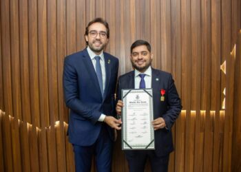 Deputado Thiago Abrahim homenageia reitor da UEA com Medalha Ruy Araújo na Aleam