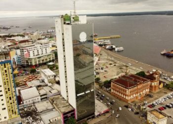 Wilson Lima vistoria prédio da antiga Receita Federal que será transformado em moradias pelo Amazonas Meu Lar