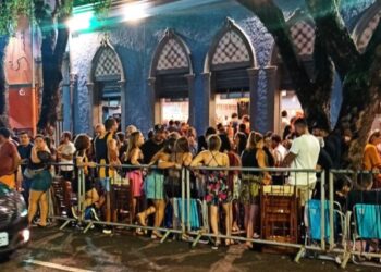 Bares são autuados por obstruir calçadas e outras irregularidades no Centro de Manaus
