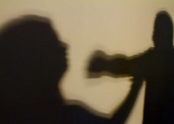 Jovem é preso após tentar agredir mãe na frente de policiais em Manaus