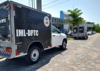 Homem é achado morto com marcas de espancamento e facadas em Manaus