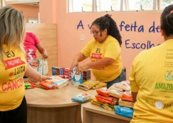 Programa educacional da Prefeitura de Manaus doa alimentos à instituição social de combate ao câncer