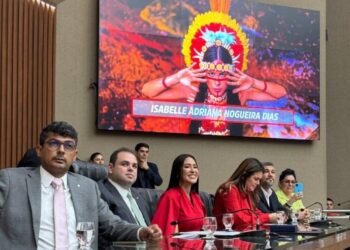Embaixadora do Festival de Parintins, Isabelle Nogueira recebe a Medalha Ruy Araújo