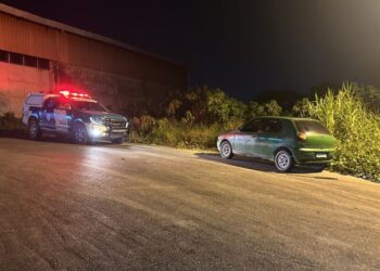 Corpo é encontrado com bilhete dentro de porta-malas de carro em Manaus