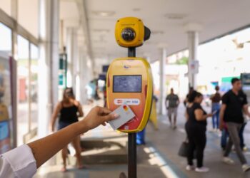 Tarifas de ônibus podem ser pagas com cartões de débito e crédito nos terminais e estações de Manaus