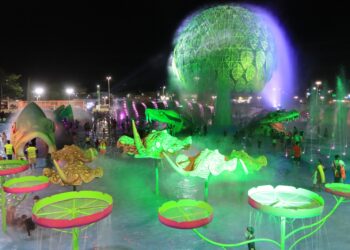 Com formato de nuvem de neblina, chafariz de 15 metros da praça molhada do Gigantes da Floresta encanta visitantes
