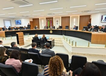 TCE-AM multa Prefeitura de Nova Olinda do Norte por triplo acúmulo de cargo