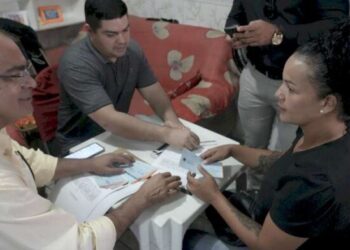 Após homologação de acordo, DPE-AM acompanha pagamento de R$ 2,5 milhões a 36 famílias do Crespo