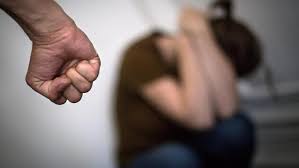 Homem é preso por agredir mulher a marteladas e obrigar ela a raspar cabelo