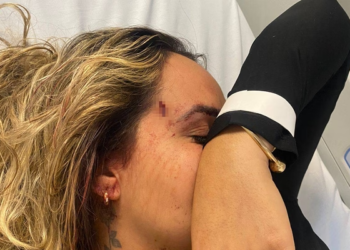 Mulher quebra copo no rosto de aniversariante dentro de bar
