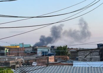 Casa de madeira é atingida por incêndio na Zona leste de Manaus