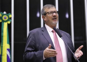 Projeto destina celulares apreendidos em presídios a mulheres e jovens desempregados