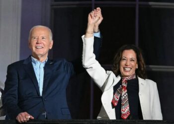 Após desistência à reeleição, Joe Biden diz que apoia Kamala Harris como candidata do Partido Democrata
