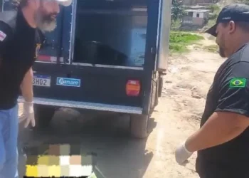 Homem é achado morto em casa e amigos dizem que ele foi morto por engano, em Manau