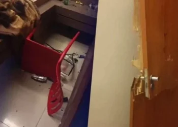 Mulher termina com idoso, causa briga e destrói quarto de motel