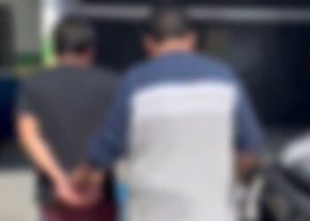 Homem descumpre medida protetiva, ameaça e queima roupa da ex em Manaus