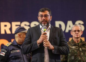 Wilson Lima anuncia antecipação da primeira parcela do 13° salário aos servidores estaduais