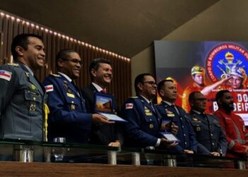 Comandante Dan homenageia bombeiros militares na Aleam