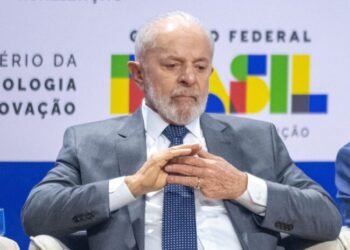 Lula é informado de queda de avião e pede 1 minuto de silêncio