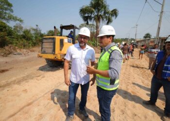 Governador Wilson Lima vistoria obras de saneamento do programa Asfalta Amazonas no bairro Tarumã