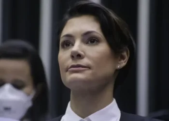 Michelle Bolsonaro proíbe coligações com partidos de esquerda e cria canal de denúncias