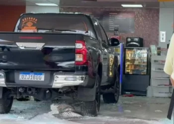 Motorista perde controle e atropela pedestres em posto de gasolina, em Manaus