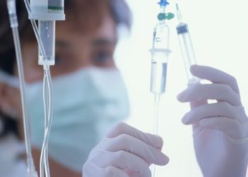 Enfermeira coloca água de torneira no lugar de remédio e nove pacientes morrem