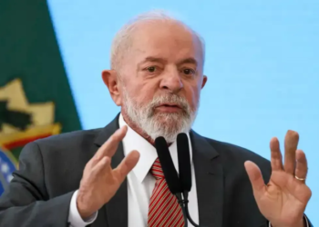 Lula desembarca em Manaus para reunião com prefeitos do Amazona