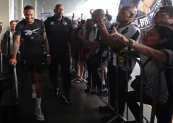 Botafogo desembarca no RJ com festa da torcida após classificação