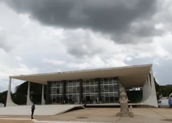 Dino suspende regra sobre aposentadoria de policiais homens e mulheres