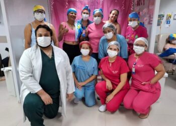 Hospital São Lucas, da Hapvida NotreDame Intermédica, distribui lenços para pacientes oncológicos em Manaus