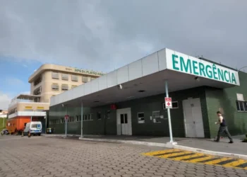 Homem é agredido a golpes de terçado por vizinho durante briga em Manaus