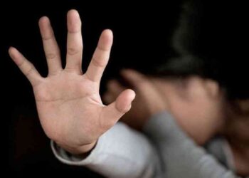 Adolescente é estuprada após ser ameaçada com tesoura por homem