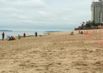 Praia da Ponta Negra liberada para banho: saiba até que hora é permitido