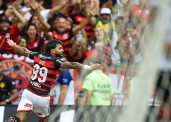 Gabigol marca e Flamengo empata em despedida de ídolo no Maracanã